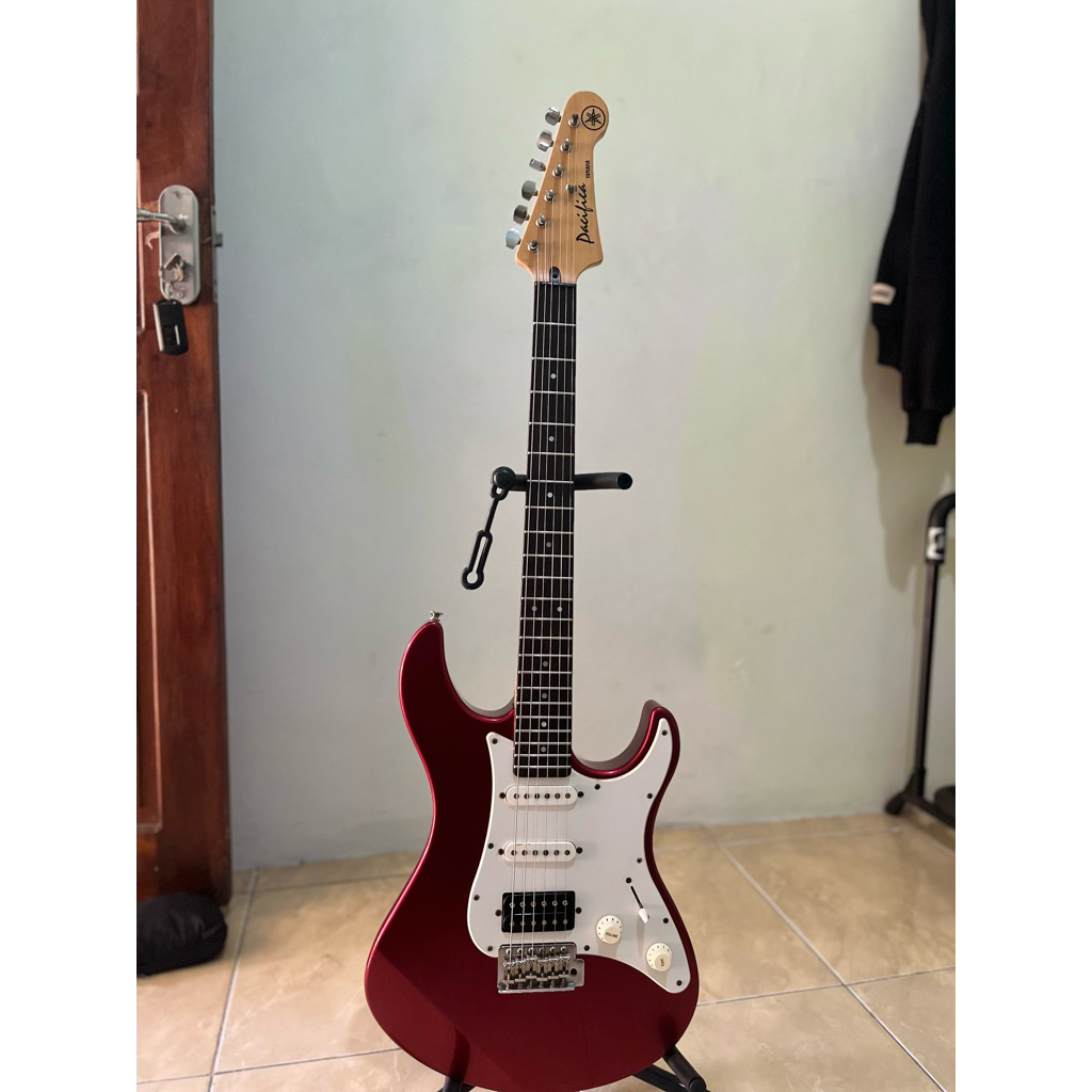 Gitar elektrikYamaha Pacifica 012