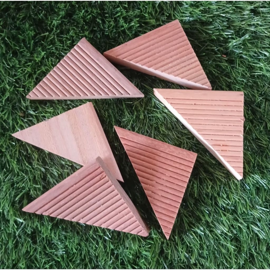 kayu segitiga/ balok segitiga/ wooden triangle sama sisi, bahan kayu bengkirai&ulin 8x8 tebal 2cm