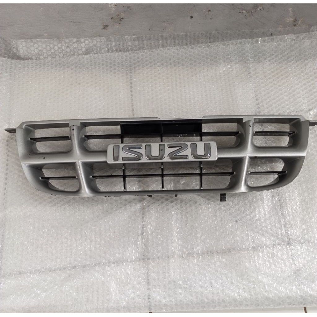 Grill depan Isuzu Panther kapsul touring 2000 - 2004 original