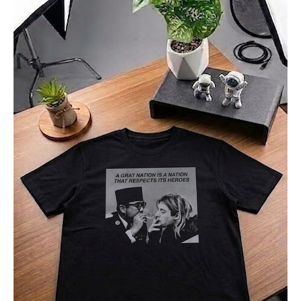 Kaos Ir Soekarno X Kurt Cobain T-shirt Pria Wanita, Atas pria wanita, Terbaru Cotton Combed Baju Dis