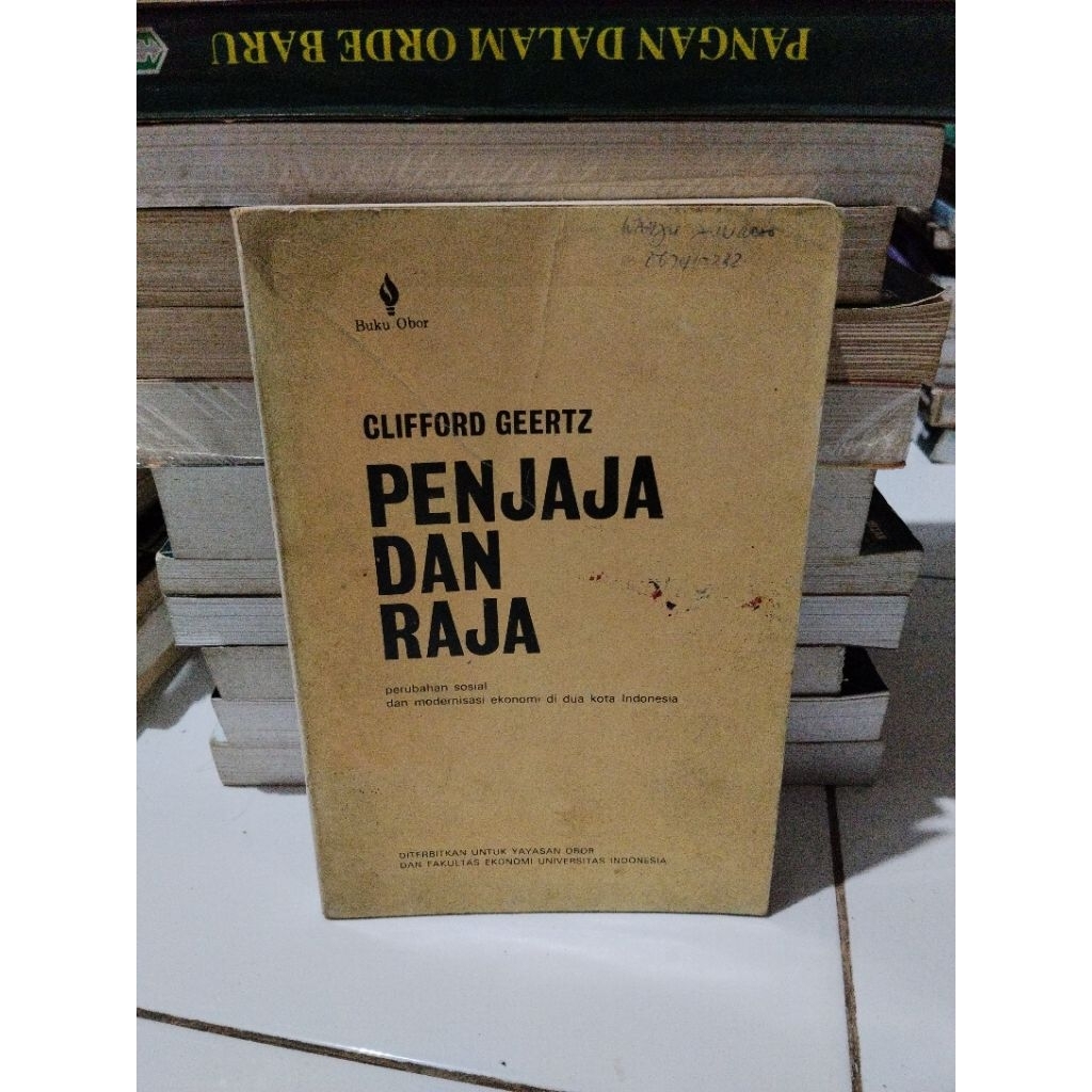 Buku original PENJAJA DAN RAJA by Clifford Geertz