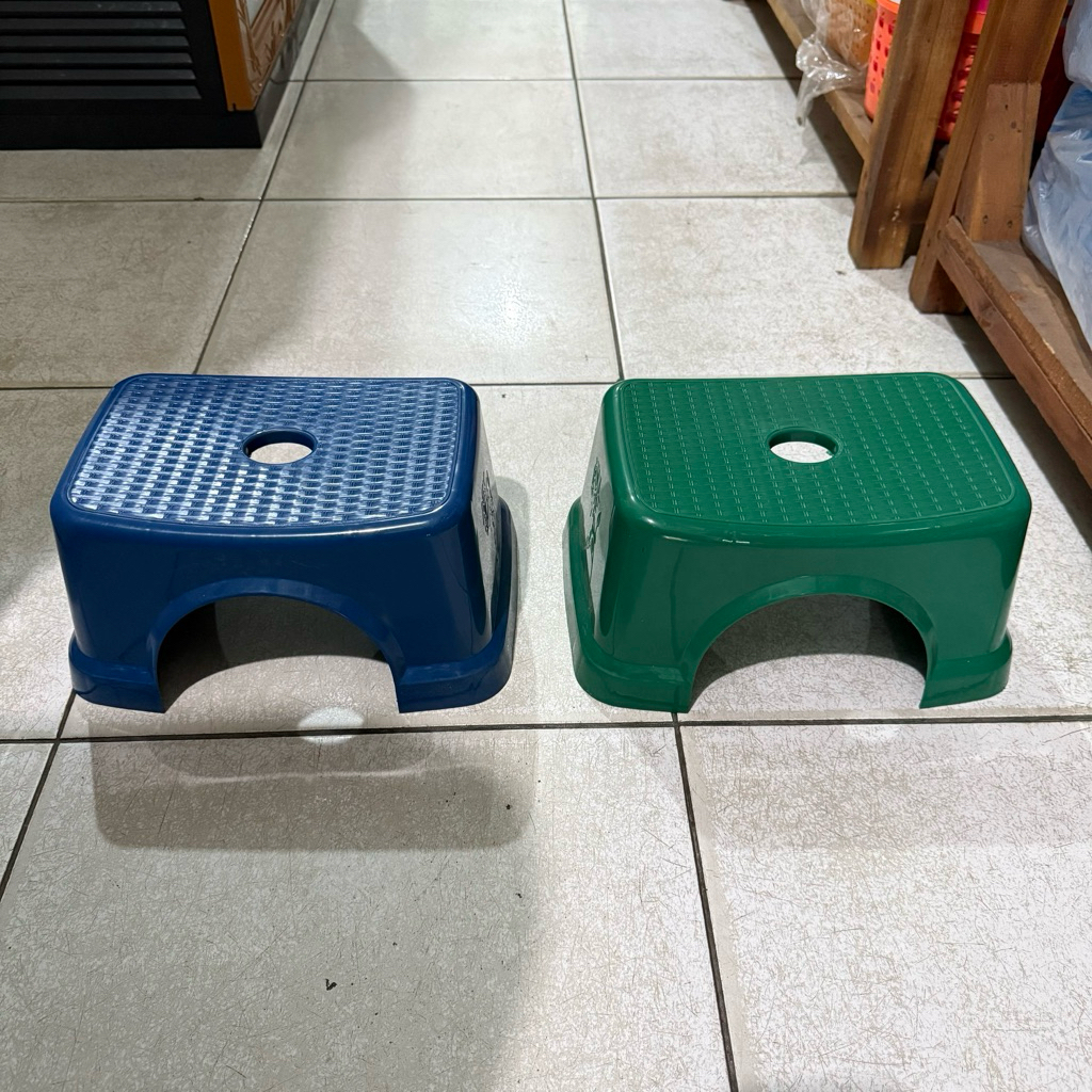 KURSI JENGKOK ROTAN PLASTIK PENDEK