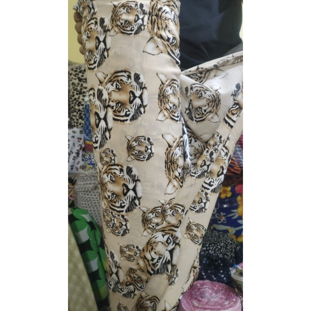 kain ceruty zara crepe motif macan dz- kain motif macan - bahan tunik