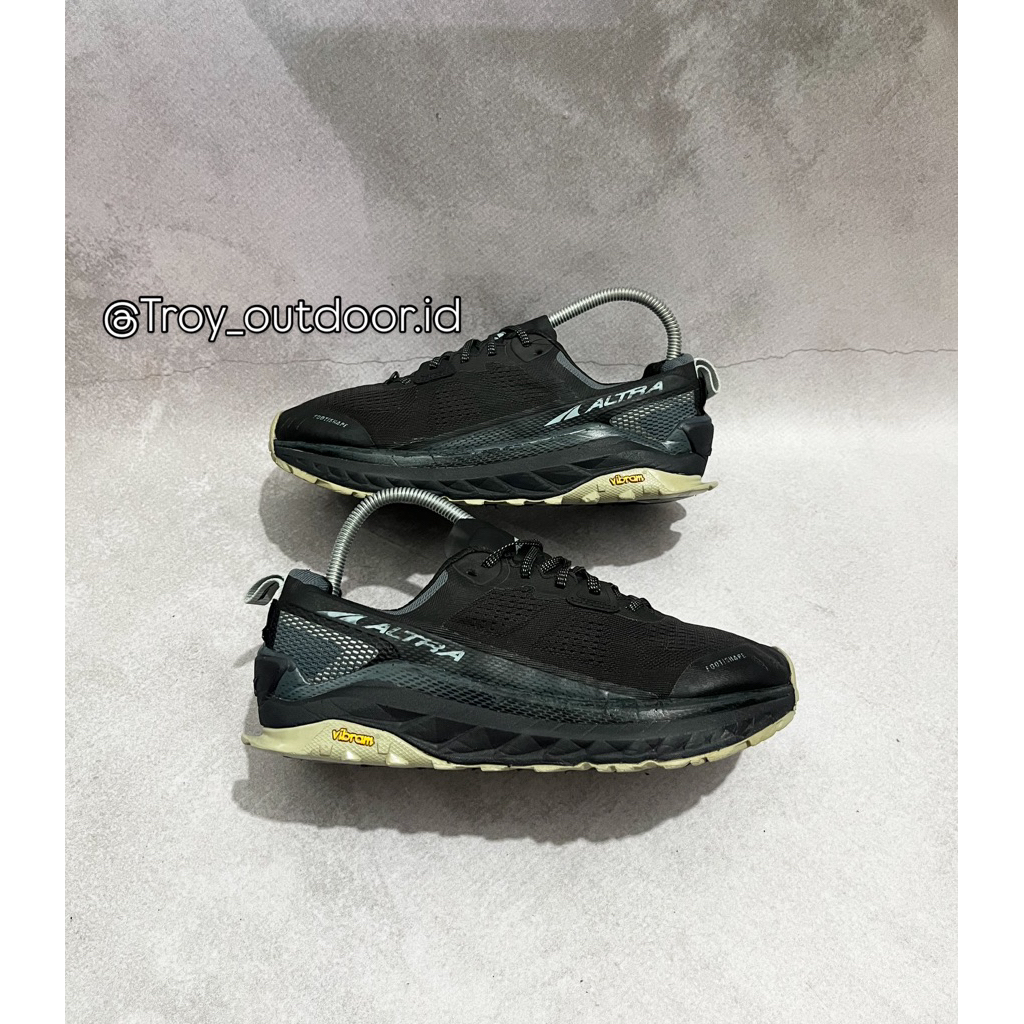 sepatu altra hitam