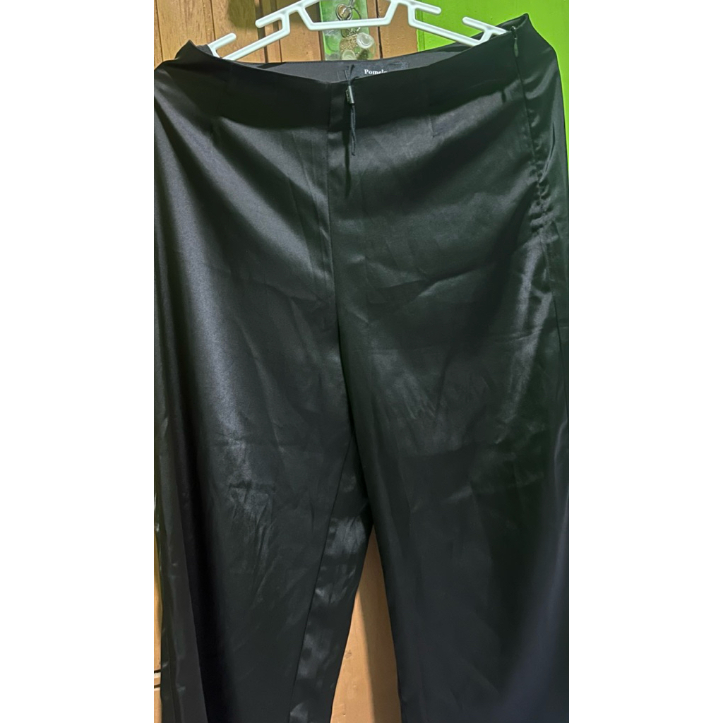 Celana satin black Pomelo