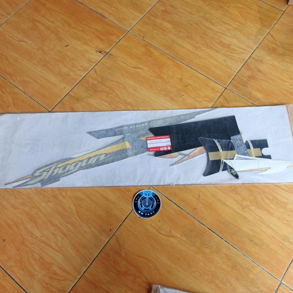 striping shogun 110 atau striping shogun 110 warna silver atau striping Suzuki Shogun 110 silver ata