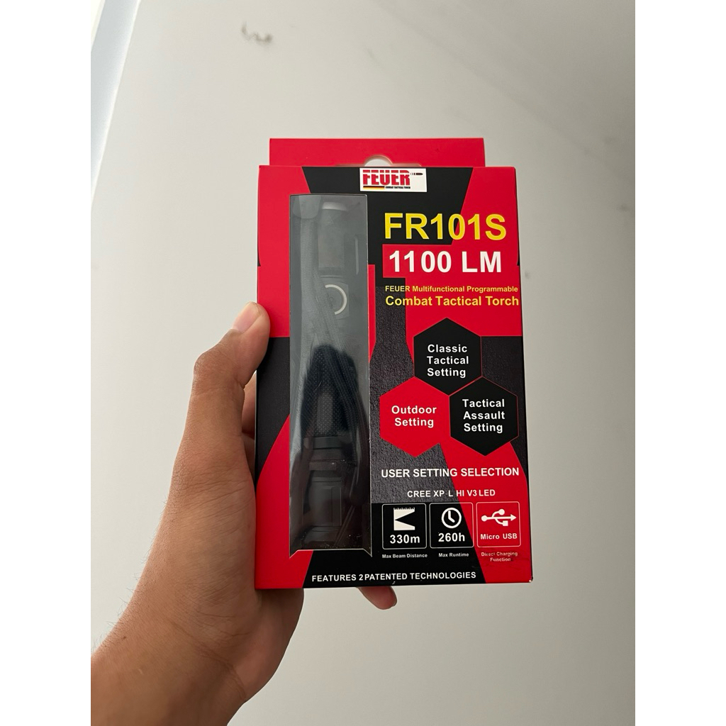 Feuer FR101S, sebuah senter taktis (tactical torch) dengan tingkat kecerahan 1100 lumen.