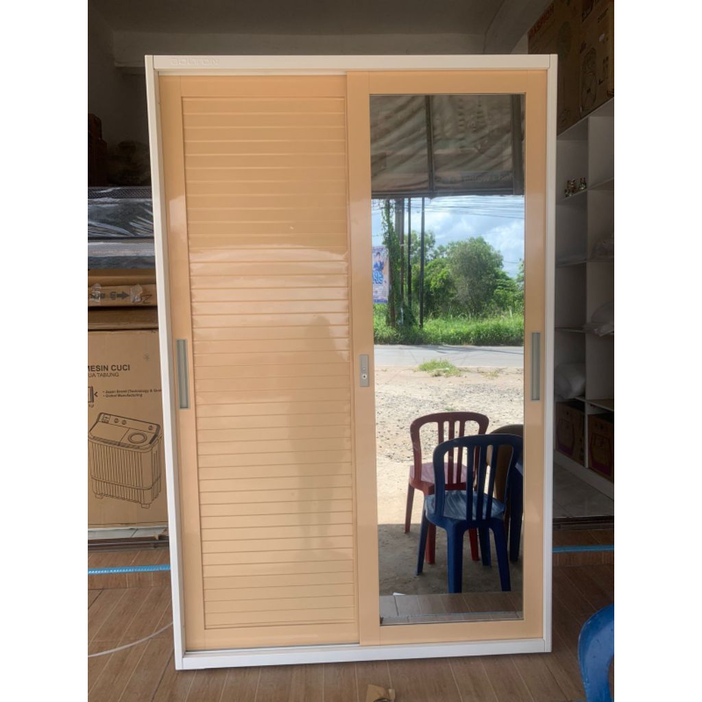 Lemari Pakaian Besi 2 Pintu Sliding Motif Pintu Timbul Jalusi BOLTON