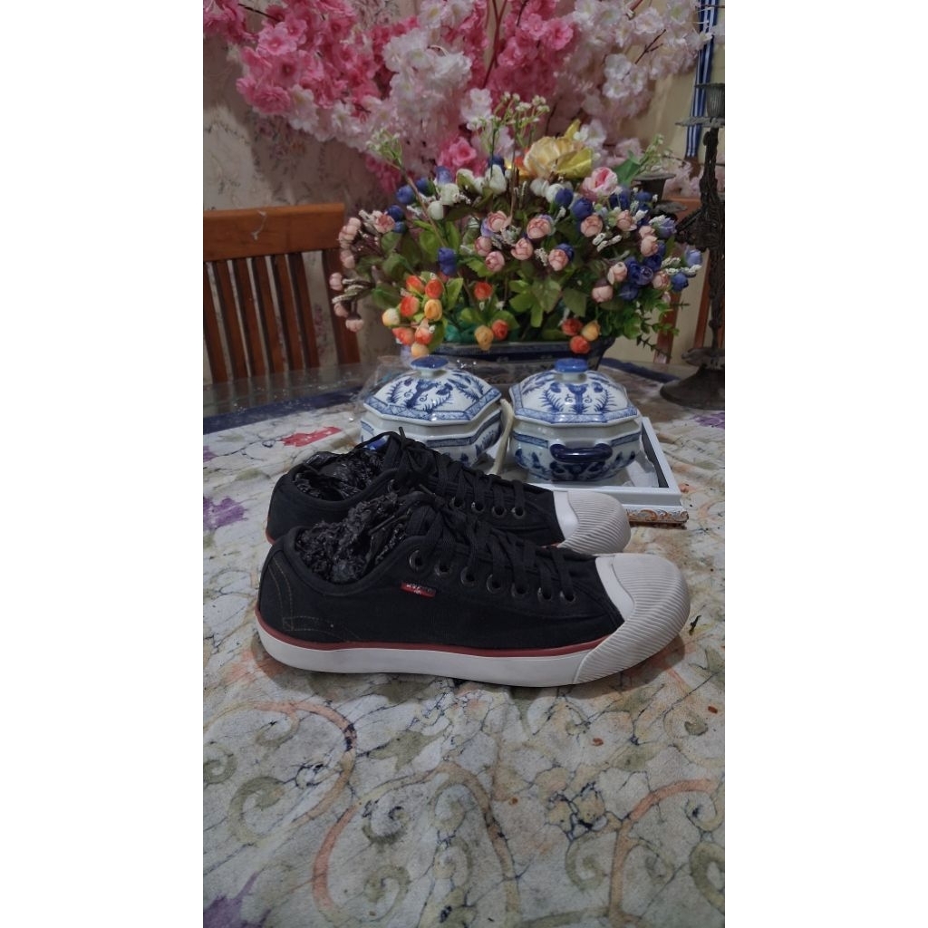 SEPATU LEVIS