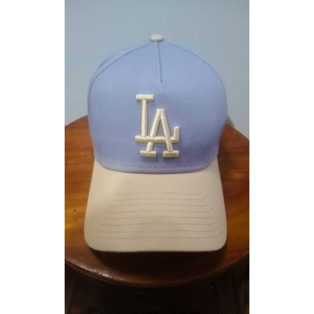 Topi baseball New Era LA Dodgers 9FORTY ini memiliki kombinasi warna blueberry cream yang khas denga