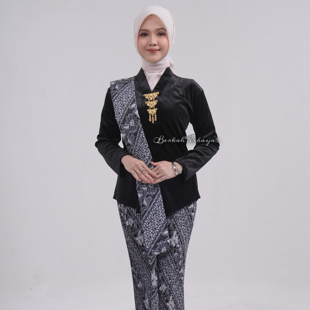Setelan Kebaya Bludru Encim Warna Hitam / Kebaya + Selendang + Jarik Wiru Motif Parang Kusumo Hitam