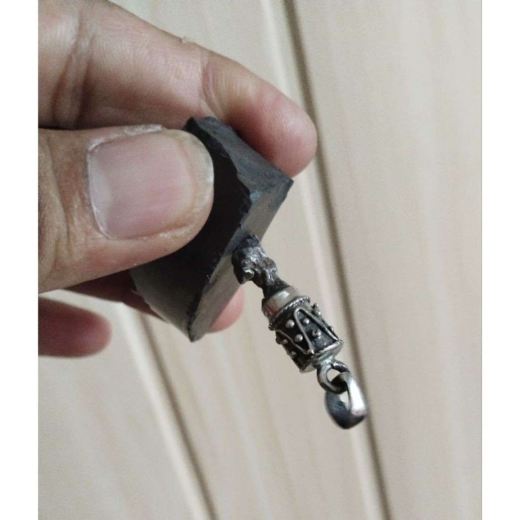 Liontin batu  Meteorit Besi (Iron Meteorite)