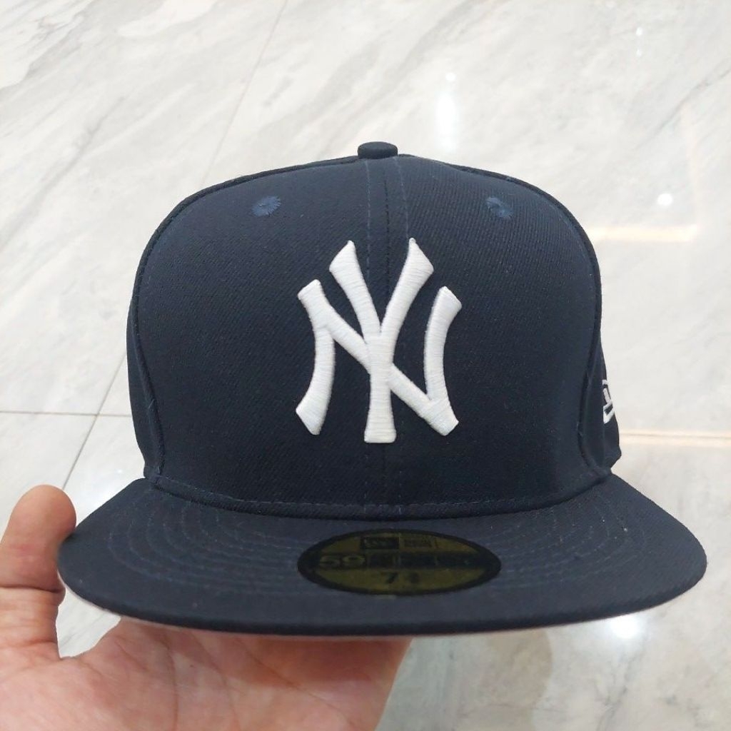 TOPI PRIA/TOPI FITTED NY NAVY BORDIR PUTIH
