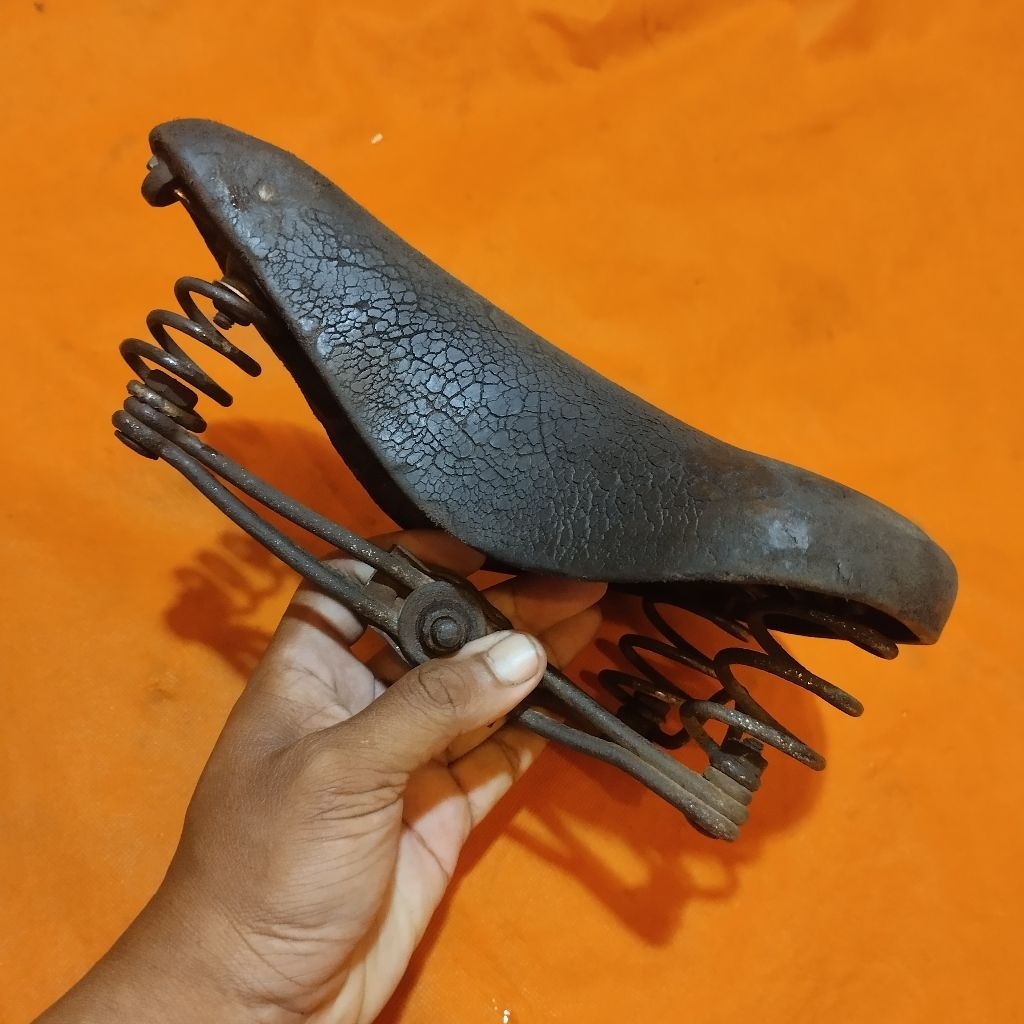 Sadel sepeda onthel tua untuk Humber Raleigh Rudge BSA dan lainya