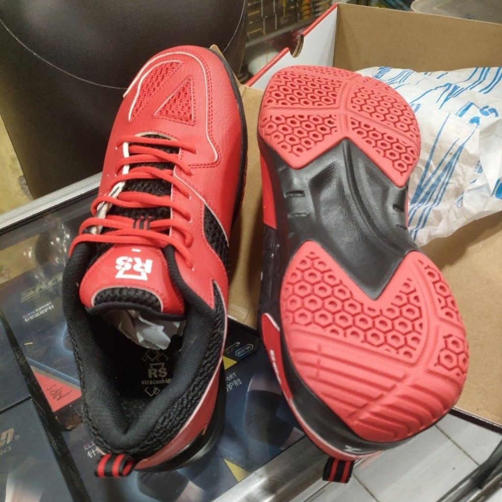 sepatu badminton  merk RS