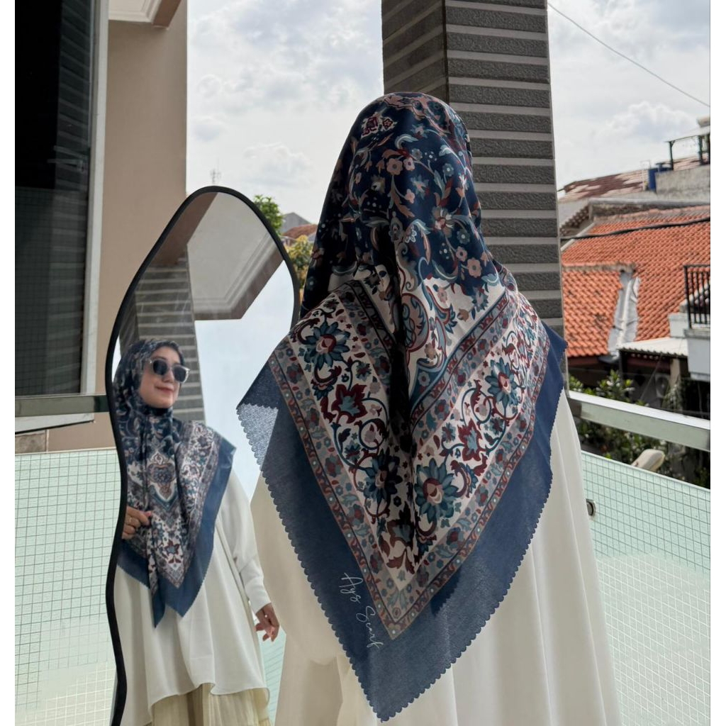 hijab segiempat motif ethnic warna navy.