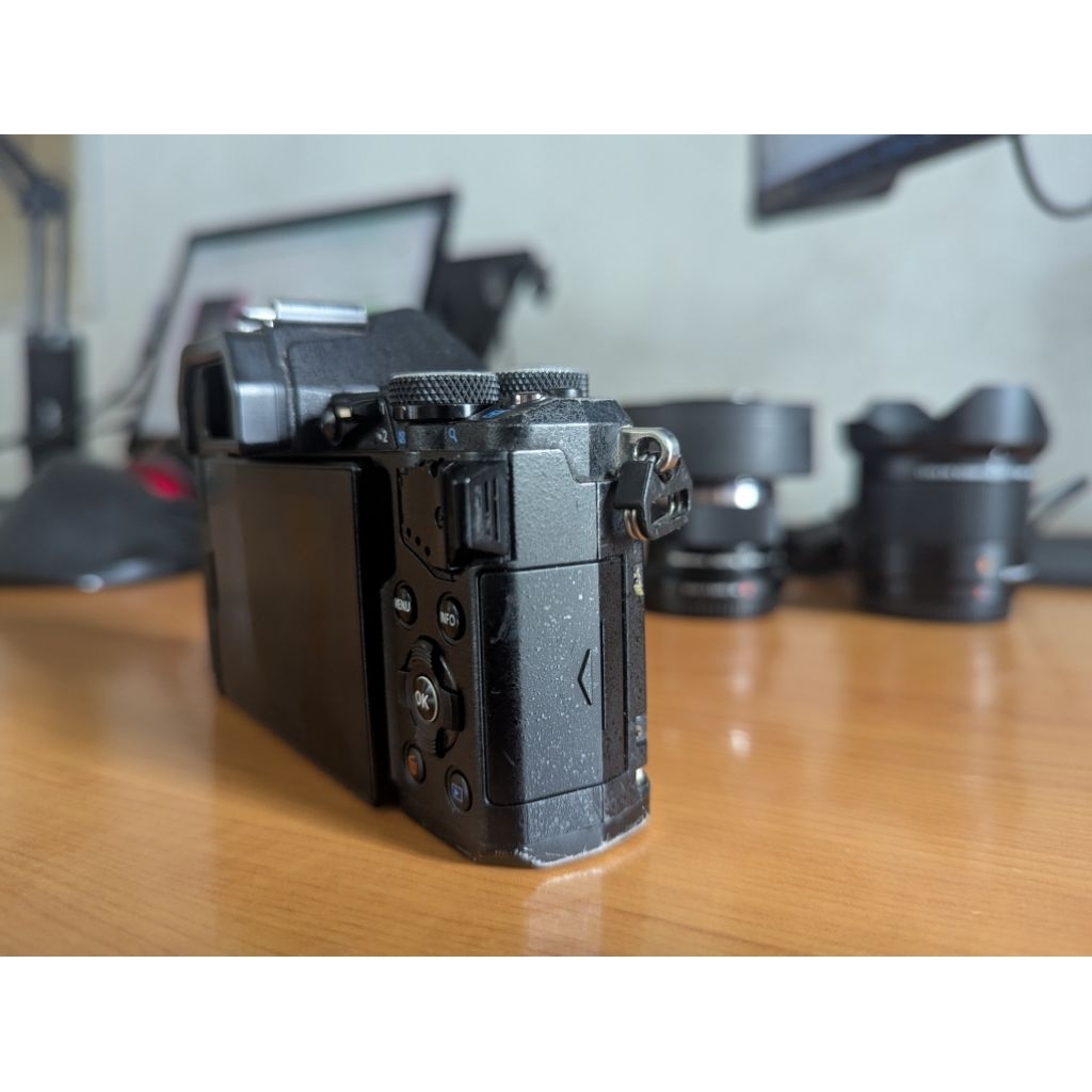 OLYMPUS OMD EM5 II HITAM