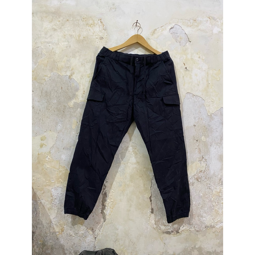 UNIQLO CARGO JOGGER PANTS
