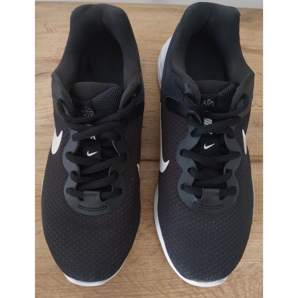 Preloved sepatu Nike Revolution 6 Black White