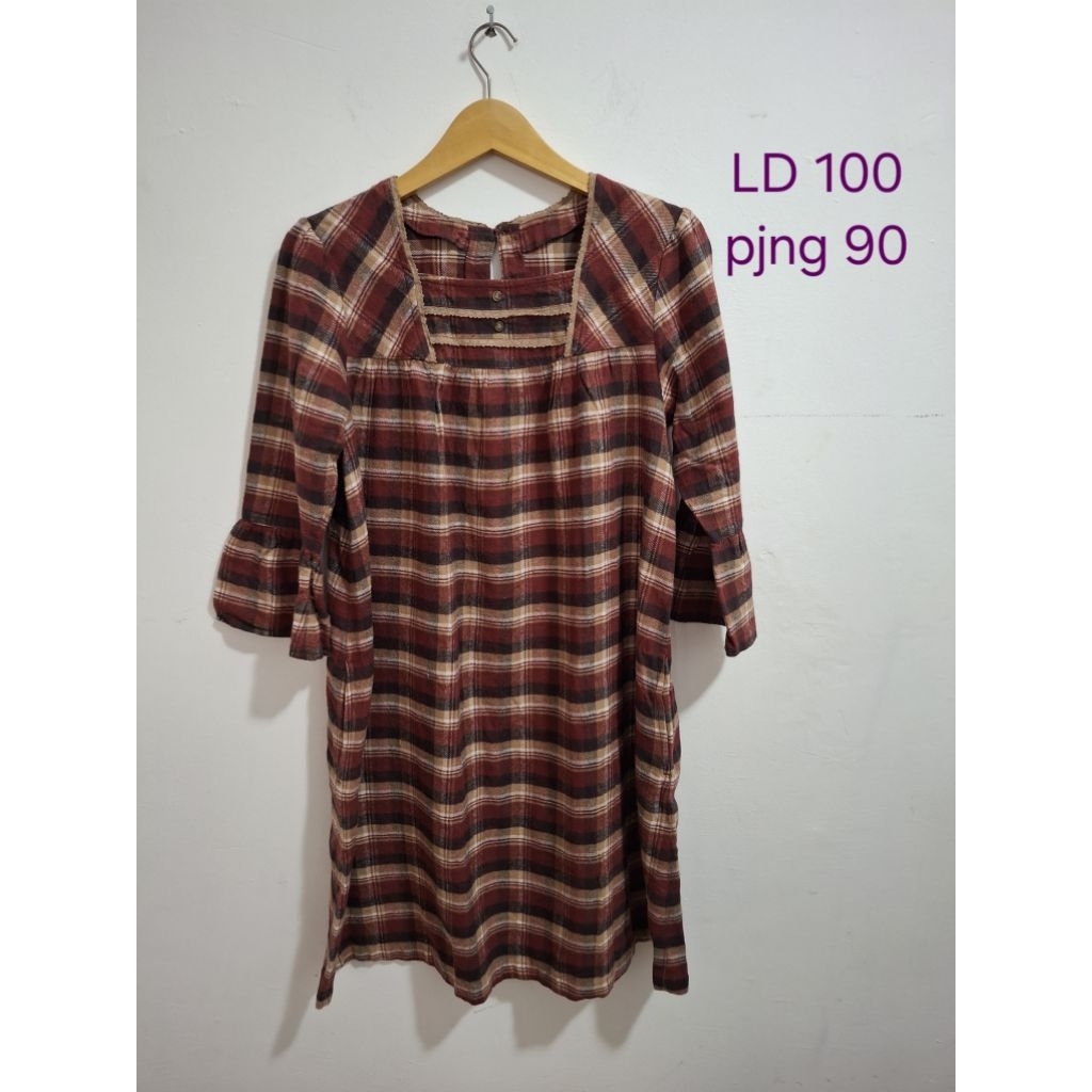 Atasan flanel kotak merah