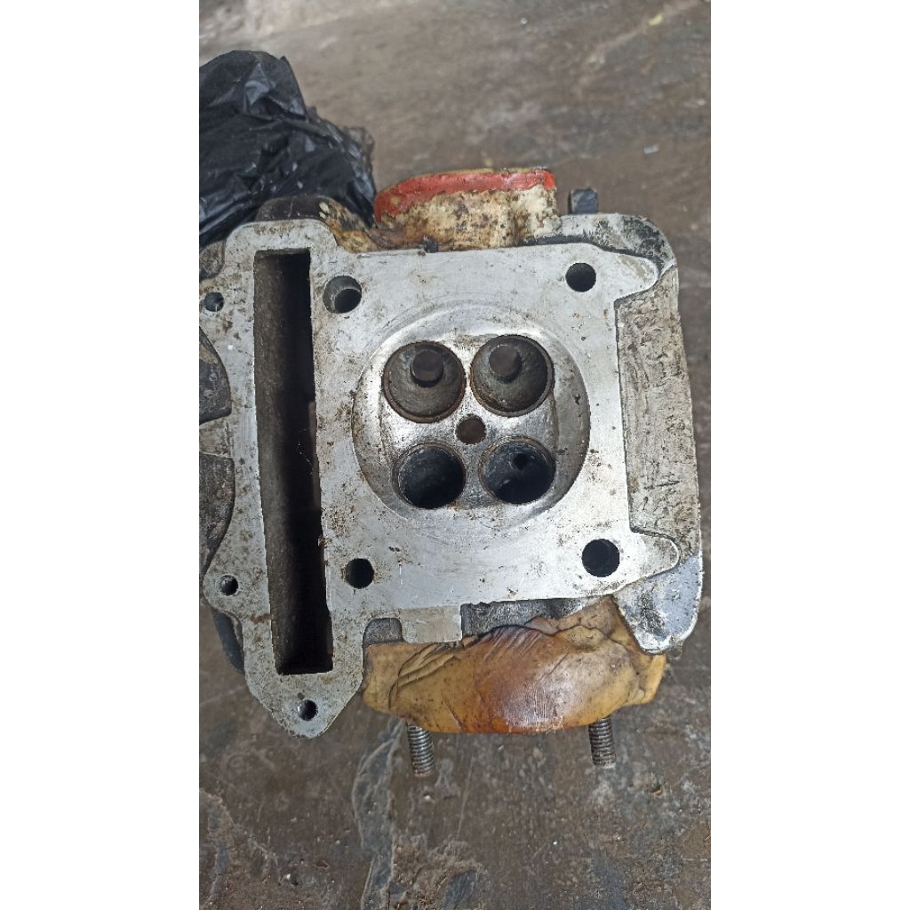 blok head satria fu sitingan buat klep in 25 ex 22  sudah di porting kosongan tidak ada bosh klep.ti