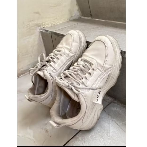 Preloved sepatu sneakers wanita PVN