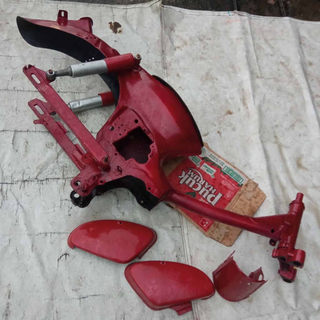 frame rangka tangki T segitiga arm shockbreaker belakang Honda Astrea grand legenda custom c70 cat b