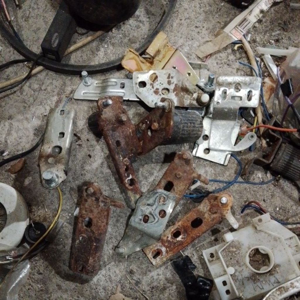 engsel pintu kulkas politron. sharp. dll