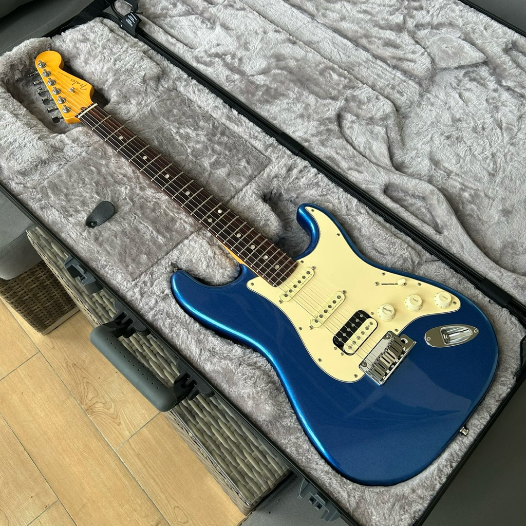 Gitar Fender American Ultra Stratocaster HSS – Rosewood – Cobra Blue