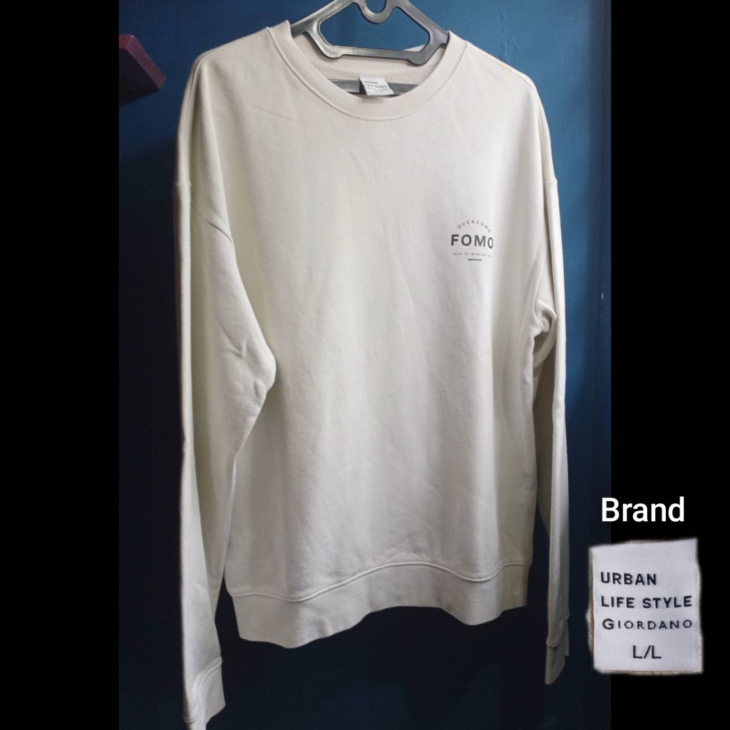 GIORDANO Sweater Putih Pria Size L # preloved bekas second jaket cardigan hoodie mantel coat outer l