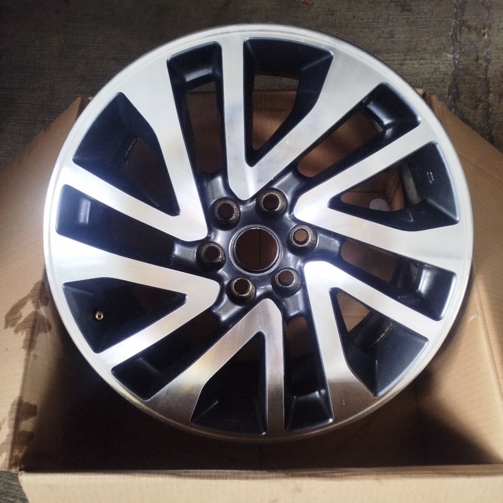 Velg navara R18 pcd 6x114 original. satuan