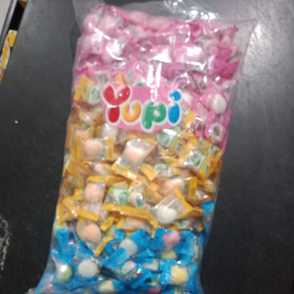 Yupi kiloan 1 kg mix rasa stroberi kiss, mango kiss dan fruity puff