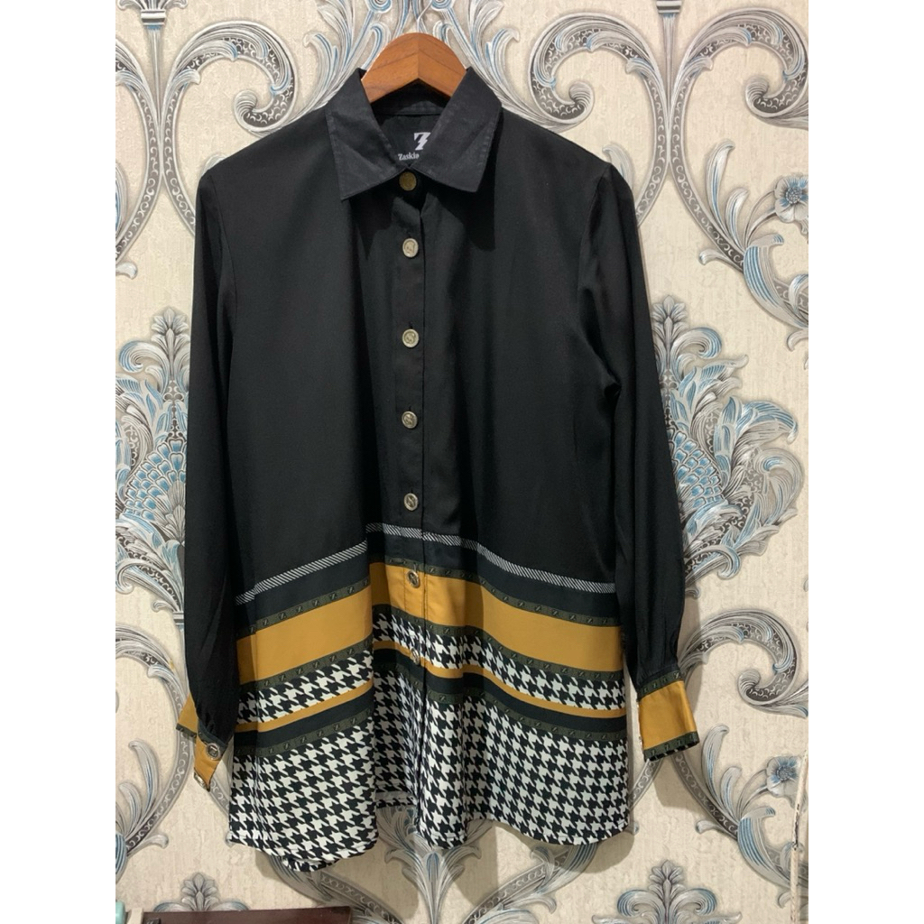 Preloved Zaskia sungkar blouse size L