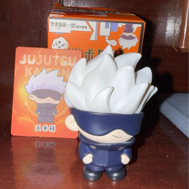 ohsome x jjk badge and JJK cake gashapon