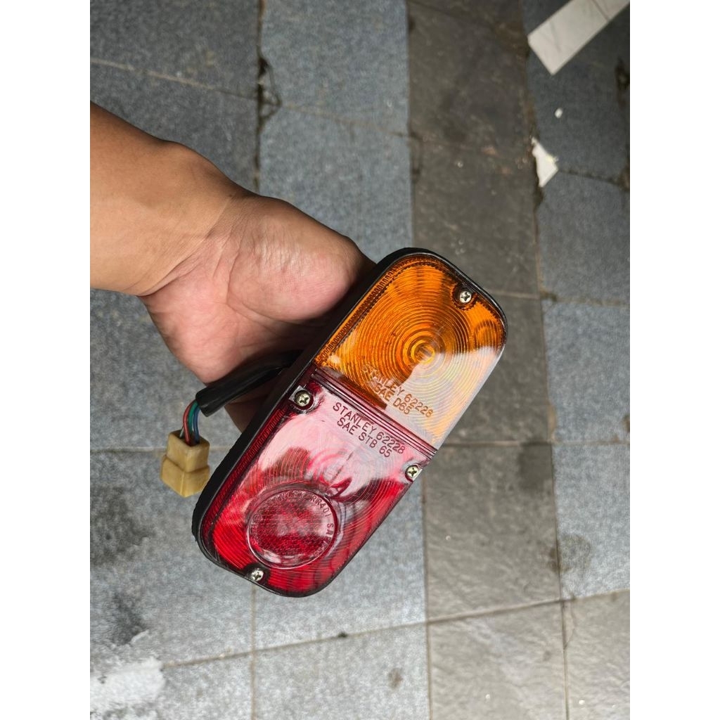 stoplamp Mitsubishi colt t120 original atau stoplamp colt lama atau lamou belakang Mitsubishi colt t