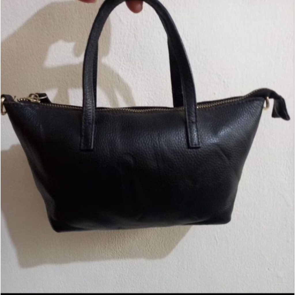 tas jinjing dan sling dari Della Stella warna hitam bahan kulas