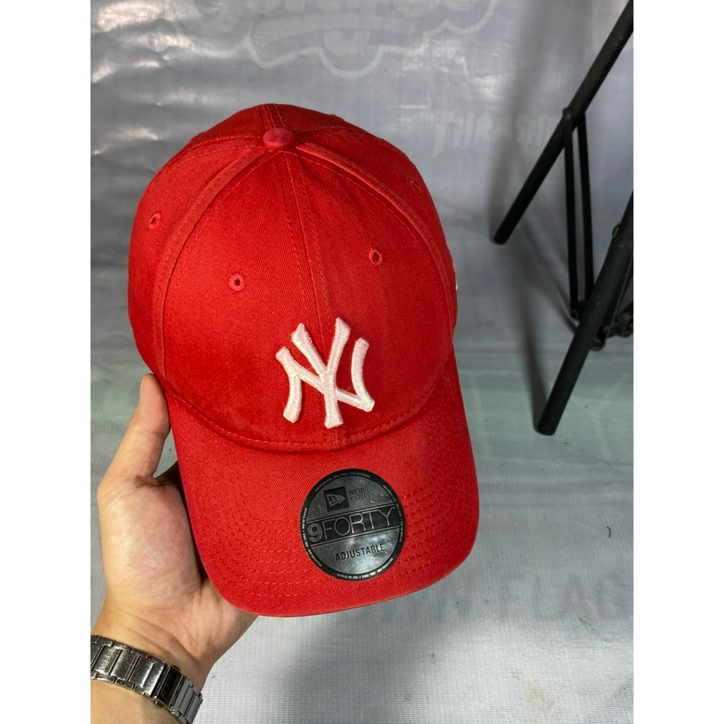topi Newera merah NY