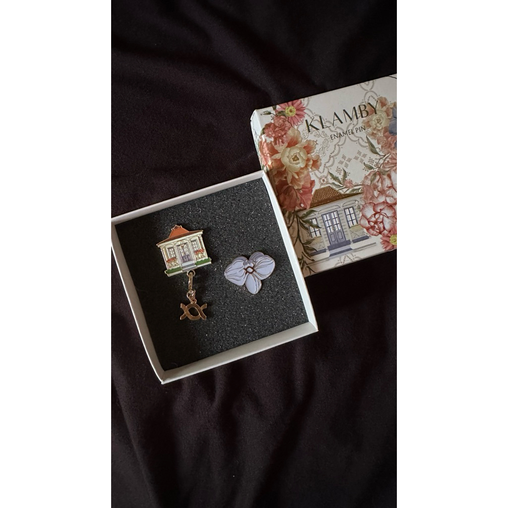 ENAMEL PIN ( BROOCH WEARING KLAMBY )