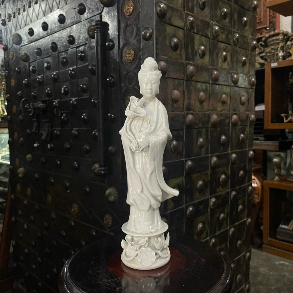 Patung Porselen Guanyin Memegang Teratai Berdiri di atas Bunga Dekotarif, dibuat dengan Gaya Blanc d