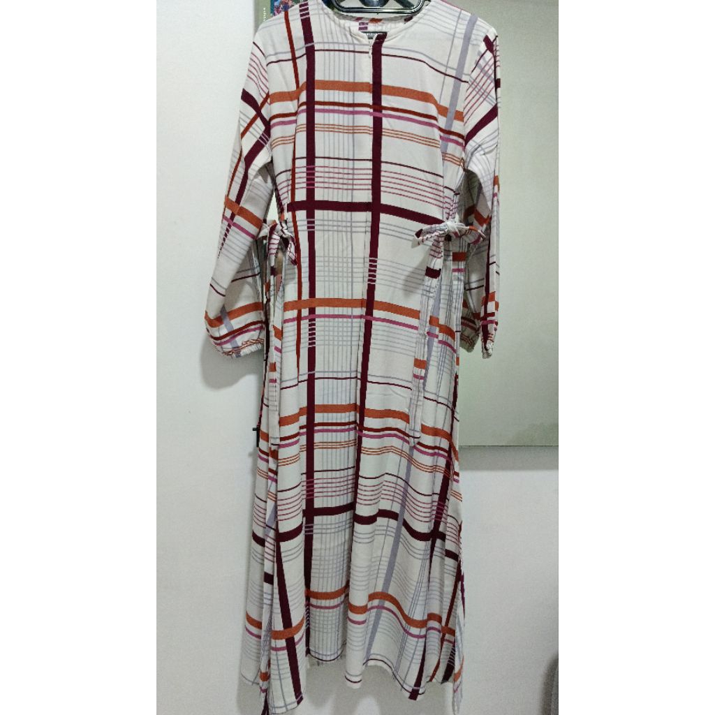 Gamis Putih Wanita Motif Garis