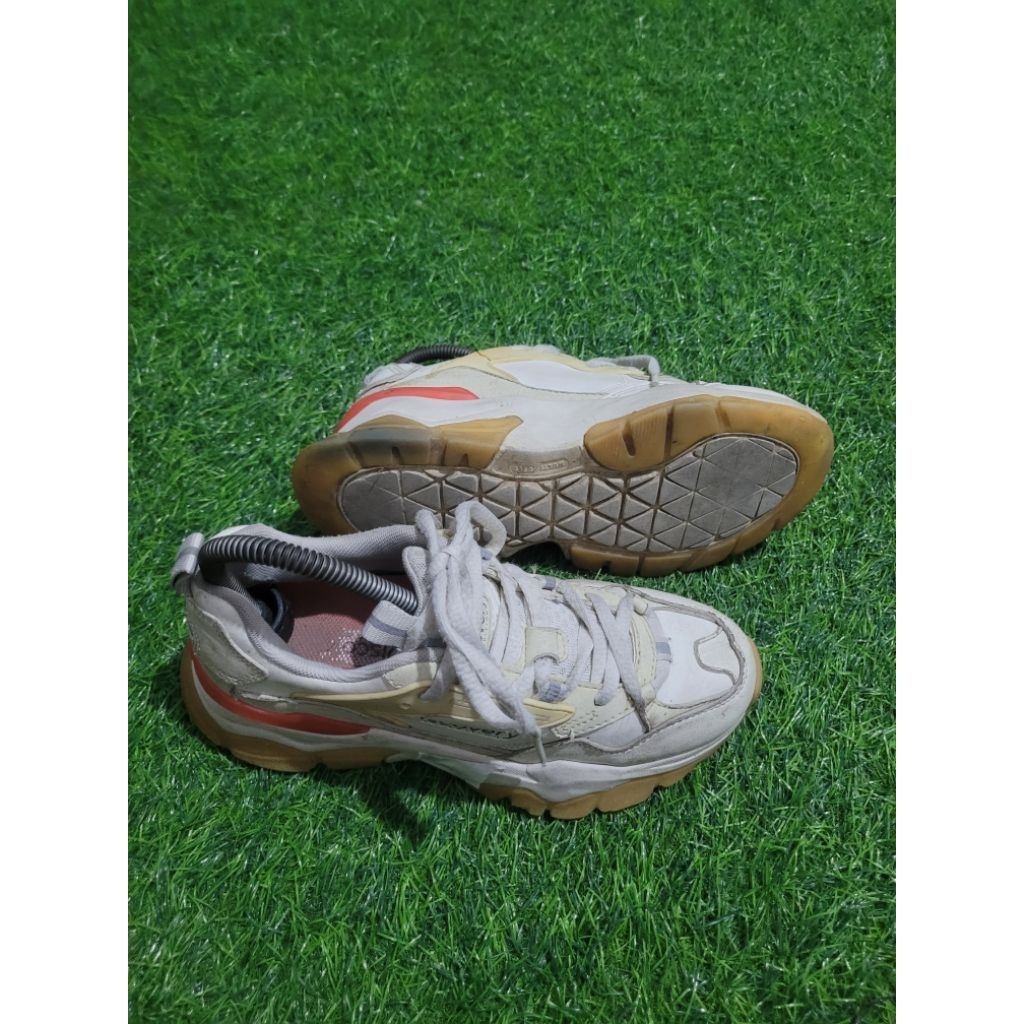 sepatu sneakers discovery expidition size 36
