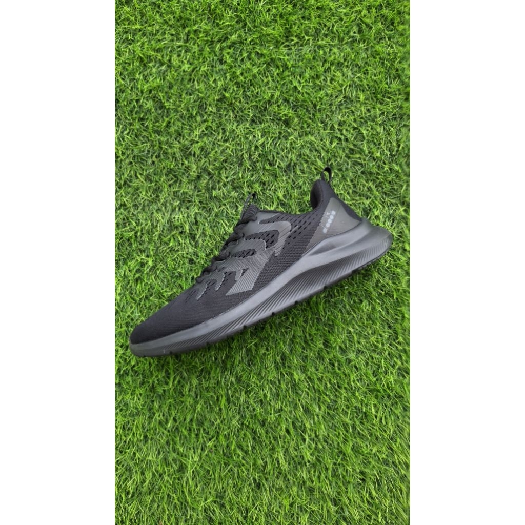 diadora grommy running shoes mono black