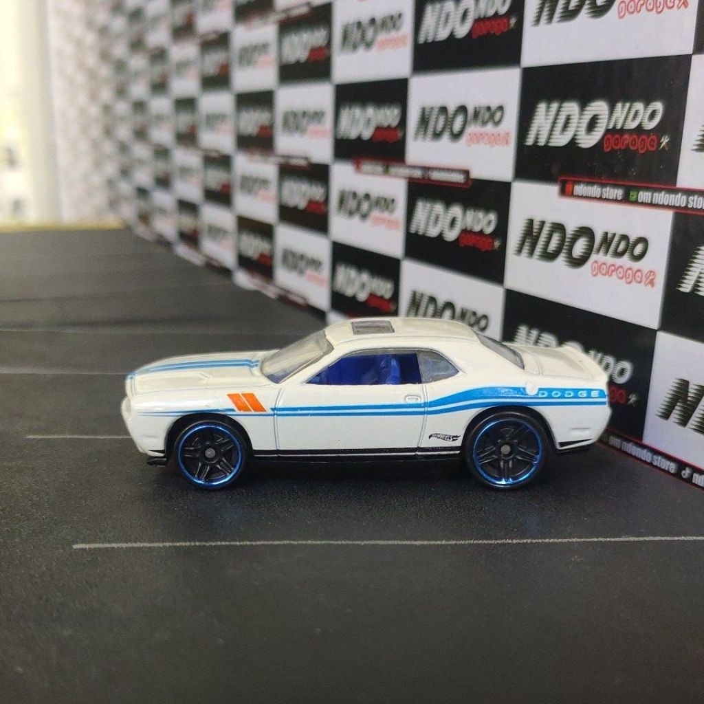 Hot Wheels Dodge Challenger SRT8 White New Loose Giftpack 2014 Exclusive