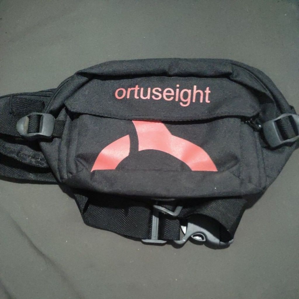(PRELOVED) tas slempang ORTUSEIGHT pemakaian pribadi