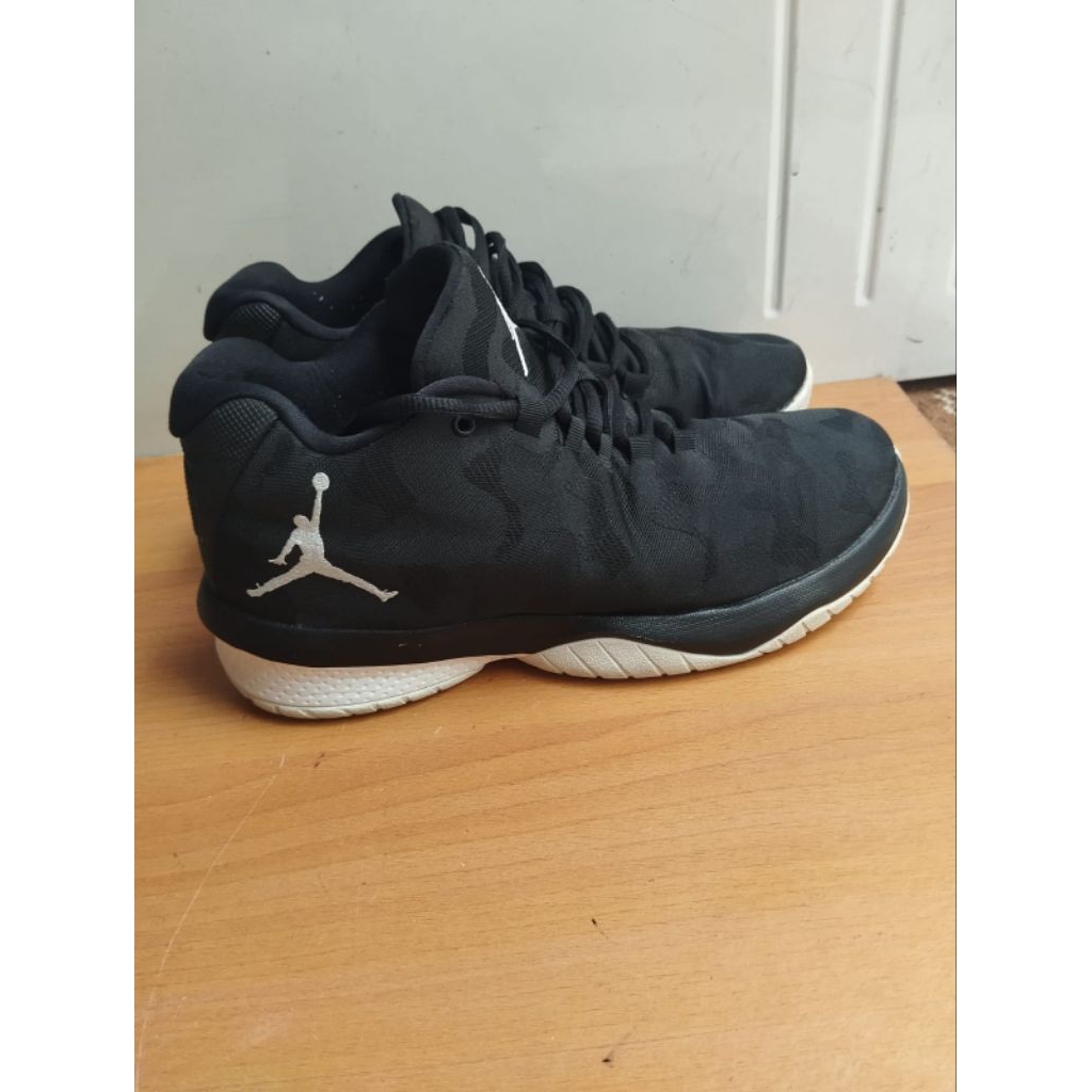 SEPATU BASKET SNEAKERS NIKE JORDAN B.FLY SIZE 42,5 BEKAS PRELOVED