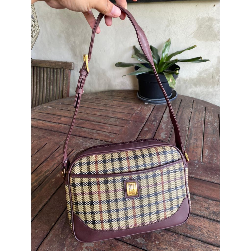 DAKS London signature Sling/shoulder bag (adjustable strap)