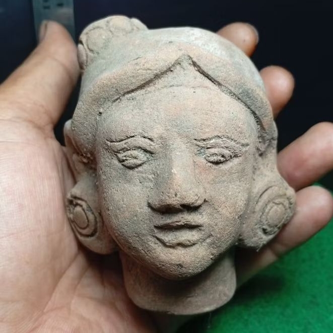 1 buah kepala terracotta majapahit