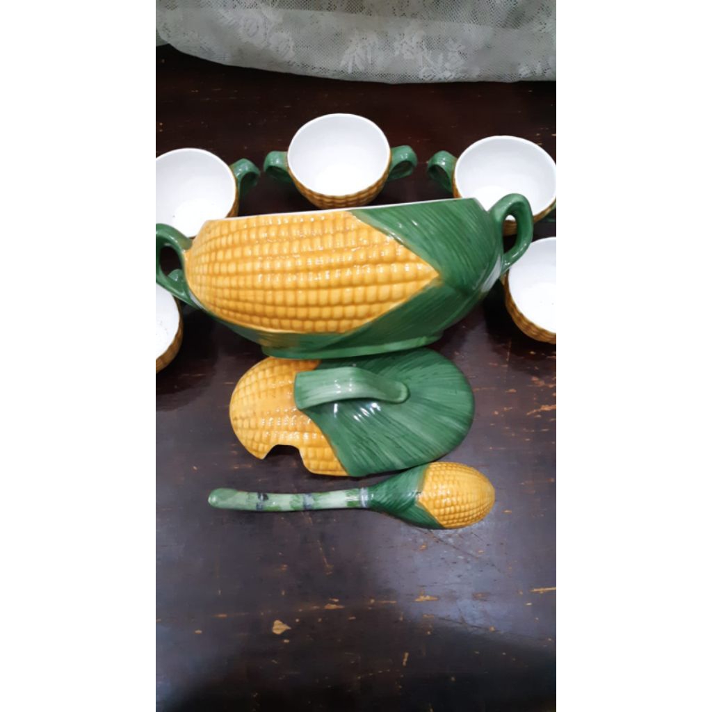 Vintage Ceramic Majolica Corn Husk Motif Tureen in Yellow and Green