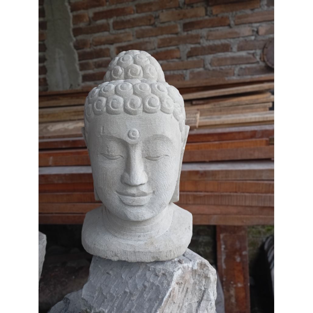 patung kepala Buddha batu putih