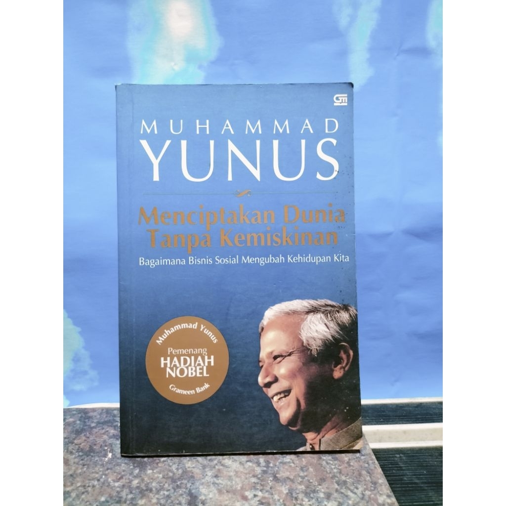 BUKU BEKAS MENCIPTAKAN DUNIA TANPA KEMISKINAN OLEH MUHAMMAD YUNUS